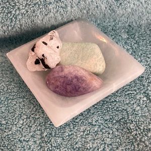 Selenite Bowl with Amonizite, Tourmalinated Quartz and Amethyst Pieces.